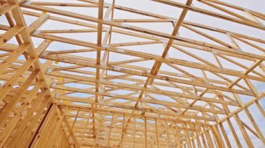 İşçiler iskelet gövdelerine, ahşap evlere, inşaat alanındaki vitrin yapısına odaklanıyor