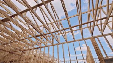 Yeni konut inşaatı projesine ahşap çerçeve döşeniyor.