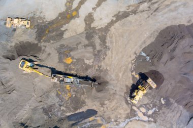 Kazıcı yükleyiciler inşaat projeleri için toprak toplamayı yönetmek için inşaat sahasında özenle çalışırlar.