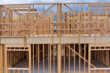 İşçiler, hareketli inşaat alanında yeni yapı için ahşap kirişler inşa ediyorlar.