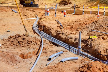 Gri elektrik boruları inşaat sahasında yeraltı endüstriyel atmosferinin kurulumuna hazır..