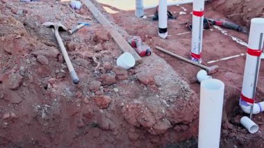 Kanalizasyon PVC boruları olan inşaat alanını siper inşaatı için hazır hale getirin..