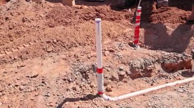 Hendekteki PVC atık su boru bölümlerine bağlanarak, iş günü altında hizalama kurulumunun sağlanması