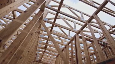 Yeni konut geliştirme kiriş iskeletinde ahşap çerçeve çalışma günü altında devam ediyor