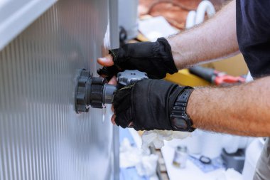 Yetenekli teknisyen mekanik kapak filtre sistemini yüzme havuzuna ayarlıyor.