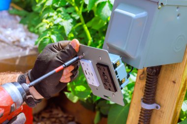 Ev sahibi iş günlerinde bahçeye bir açık elektrik prizi kuruyor.