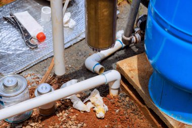 Çalışma alanı Artesian su kuyusu tesisat araçları, borular, onarım için hazırlanan malzemeler