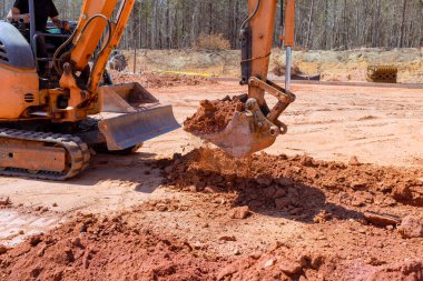 Kazıcı inşaat alanında verimli çalışıyor, derin toprak endüstriyel üretim makinelerinin gücünü kazıyor..