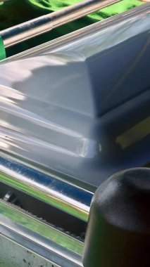 Tabut yeşil kadife yüzeyde, anma töreni sırasında huzurlu mezarlık atmosferiyle çevrili..