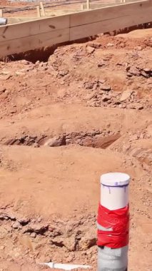 Kanalizasyon PVC boruları olan inşaat alanını siper inşaatı için hazır hale getirin..