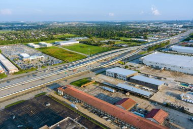 Endüstriyel depolarla, otoparklarla, Houston, Harris County, Teksas 'taki banliyö manzarasıyla çok katlı otoyol kavşağı..
