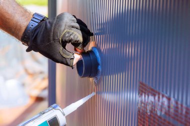 İşçi inşaat sırasında eldiven giyerken havuza dolgu filtreleme sistemi uyguluyor.