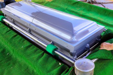 Cenaze hazırlıkları sırasında tabutla ilgilenilmesi durumun ciddiyetini yansıtır..