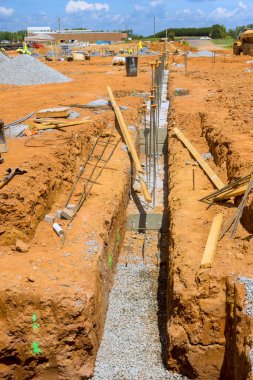 Çalışanlar, yoğun inşaat sahasında çalışma saatleri boyunca vakıf çalışması için hendek hazırlıyorlar