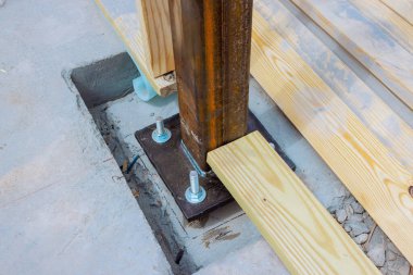 Çelik metal kolonu beton temele, inşaat malzemelerine sabitleyin..