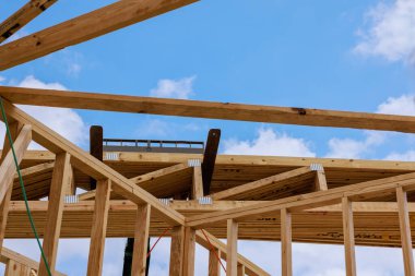 Ahşap kirişler gökyüzüne doğru yükselen konut inşaatında çalışma devam ediyor..