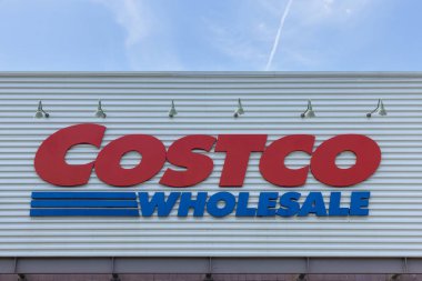 8 Temmuz 2025 New York, ABD Büyük Costco deposu. Parlak gökyüzünün altındaki banliyö alışveriş alanında.