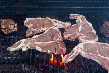 Cızırdayan kuzu pirzolası ızgarada pişer, dışarıda ızgarada lezzetli aromalar bırakır.