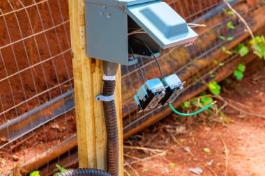 Bir elektrik bağlantı kutusu prizleri tahta direğe kablolarla bağlanır.