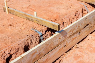 İşçiler inşaat alanında çalışma gününde vakıf için ahşap çerçeveler hazırlıyorlar..