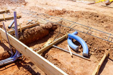 İnşaat işçileri yeni vakıf sahasına boru döşeme inşaat inşaat inşaat inşaat inşaat inşaat inşaat inşaat inşaat iskeleti iskeleti döşüyorlar.