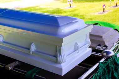 Beyaz tabut, anma töreninde yeşil çimlerle çevrili bier üzerine yerleştirildi..