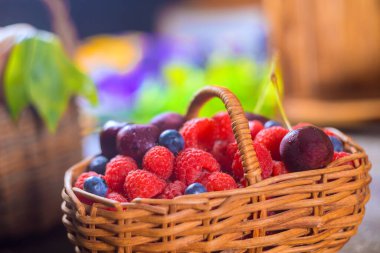 Canlı kırmızı böğürtlenlerle dolu bir sepet. Dolu marketlerde yaz ödülleri sergileniyor..