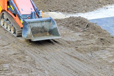 İnşaat makineleri yeni inşaat projesi için toprağı temizliyor..