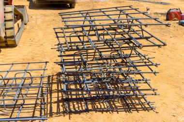 İnşaat sahasında düzgünce istiflenmiş beton işçiliğine hazır çubuklar takviye ediliyor..