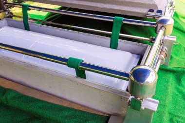 Cenaze merasimi sırasında mezarlıkta yapılan bir cenaze töreninde tabuta konuldu.