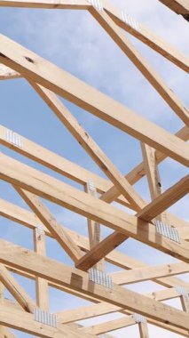 İşçiler iş gününde ahşap çerçeve kirişleri yapısı inşa ediyorlar