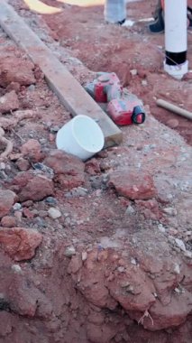 Kanalizasyon PVC boruları olan inşaat alanını siper inşaatı için hazır hale getirin..