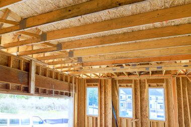 Tahta kirişler tavanı destekliyor, çerçeveli duvarlar yeni konut inşaatı devam ediyor..