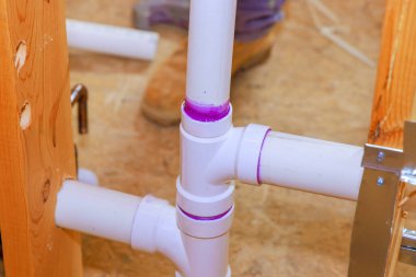 Gün boyunca PVC boru tesisatlarını evin içindeki tesisatla birleştirmek.