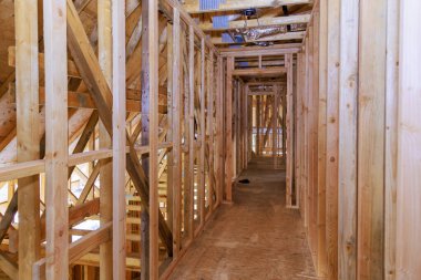 İnşaat işçileri yeni konut binası, ahşap çerçeve koridorları kurulum için hazır..