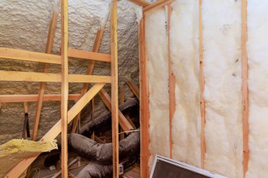 Tavan arası manzarası ahşap iskelet, yalıtım ve havalandırma ile yenileniyor..