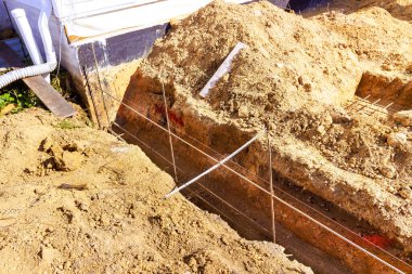 İnşaat alanının yakınındaki hendeğe doğru temel kazısı devam ediyor