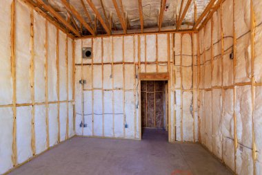 Alçıpan kurulumu için tamamlanmamış bir oda yalıtım malzemesi, daha fazla inşaat basamağı için hazır..