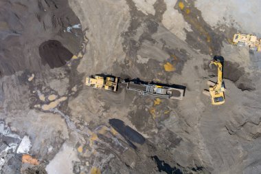 Kazı araçları endüstriyel madencilik altında geniş çakıl çıkarma sahasında çalışır.