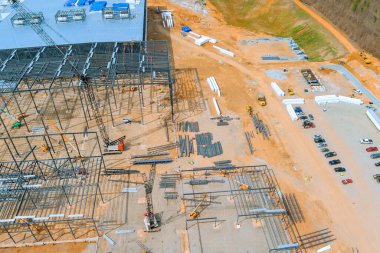 Ağır makineler, işçilerin inşaat alanında çalışma günlerinde ticari yapı inşa etmeleri nedeniyle malzeme taşıyor