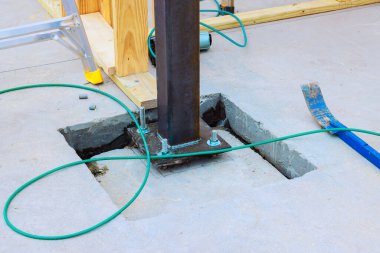 İnşaat işçisi, iş günü altında çelik kolon döşedi