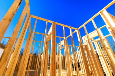 Yeni konut geliştirme kiriş iskeletinde ahşap çerçeve çalışma günü altında devam ediyor