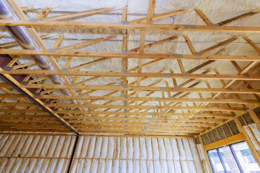 Ahşap kirişler, inşaat odasının tavanı, duvarlar boyunca izolasyon malzemeleri..