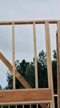 İşçiler inşaat sahası olan yeni binanın çerçeve çerçevesini birleştiriyorlar.