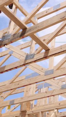 İnşaat işçisi ahşap çatı iskeleti yapısı inşa ediyor, araçları kullanıyor