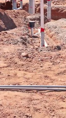 Yeni yapı için zemin hazırlama çalışmaları devam ediyor. Toprakta tahriş işaretleri var. Tesisat pvc boruları döşendi.