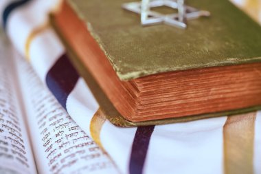 1 Ağustos 2025 'te Kudüs İsrail' de dua şalı üzerine yazılmış antik bir Yahudi metni sinagogda serin ortamdaki karmaşık tasarımları vurguluyor. 