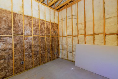 İnşaat çalışmaları devam eden yenileme projesine işaret eden yalıtım çerçeveli boş bir oda gösteriyor..