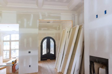 Modern evlerde inşaat devam ediyor. Yeni ev inşaatı sırasında kapılar duvara dayanıyor.