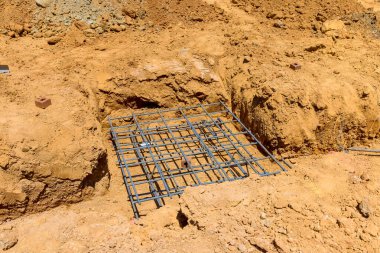 İşçiler inşaat alanındaki inşaat alanında inşaat çubuğu örgüsünden yararlanıyor